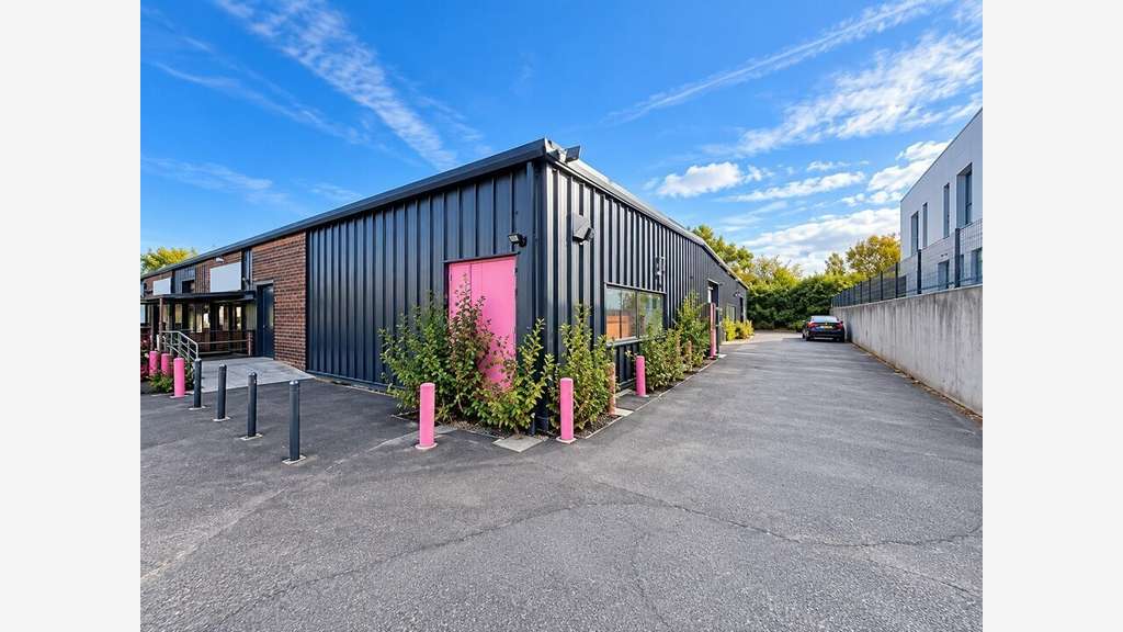 Local commercial 276m² à louer en RDC à Bruges