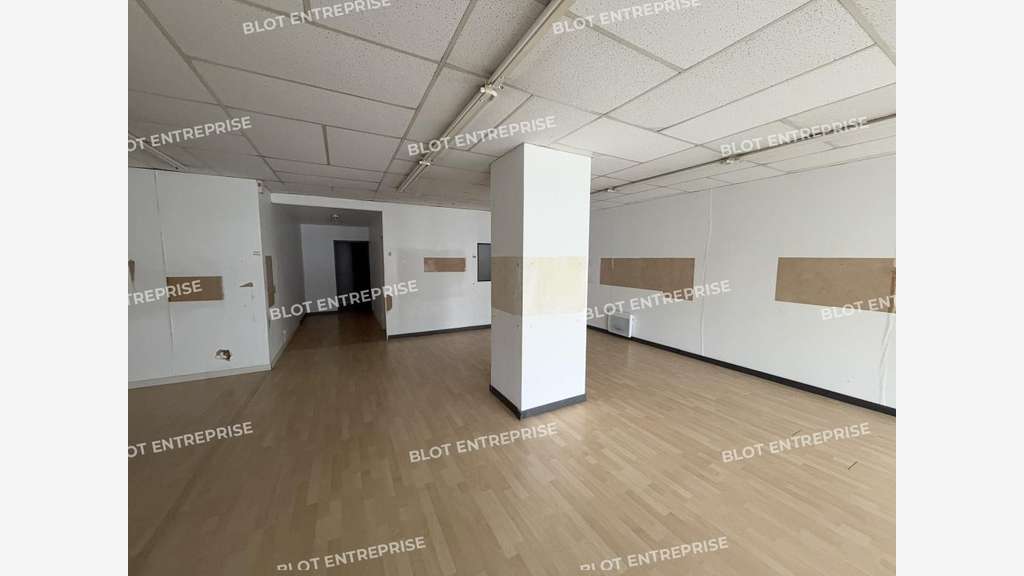 A LOUER - LOCAL COMMERCIAL 125 m² - BRUZ