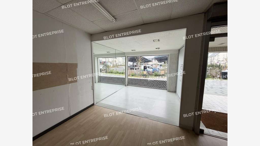 A LOUER - LOCAL COMMERCIAL 125 m² - BRUZ