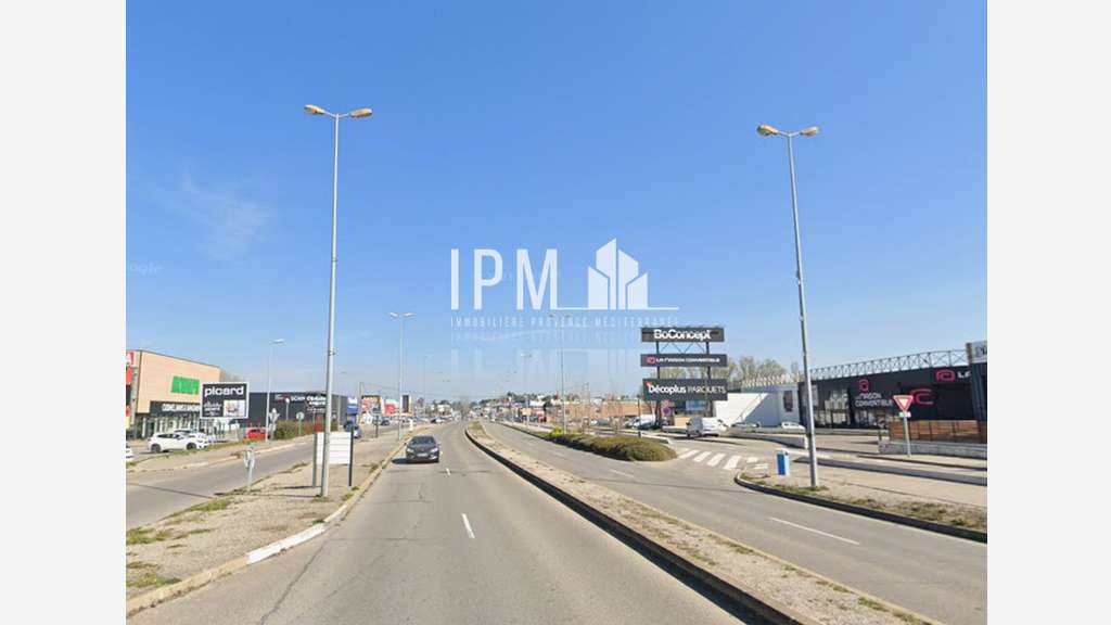 A louer local commercial de 720m² à Cabriès centre