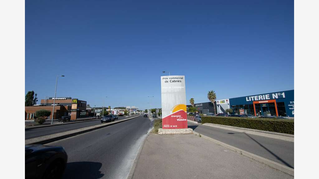A louer local 420m² Plan de Campagne