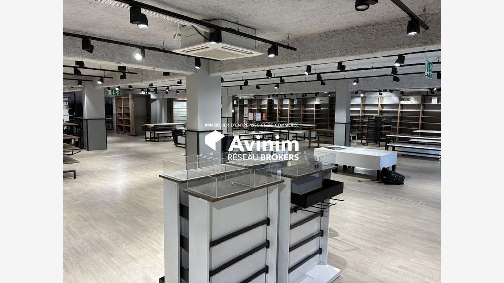 Local commercial 1240m² à louer Plan de Campagne
