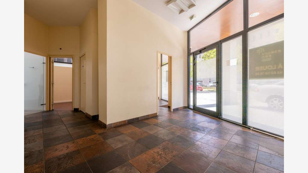 Local professionnel de 98m² à louer à Caen centre