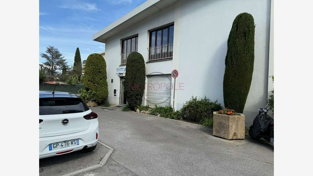 Location local professionnel 92m² à Cagnes sur Mer