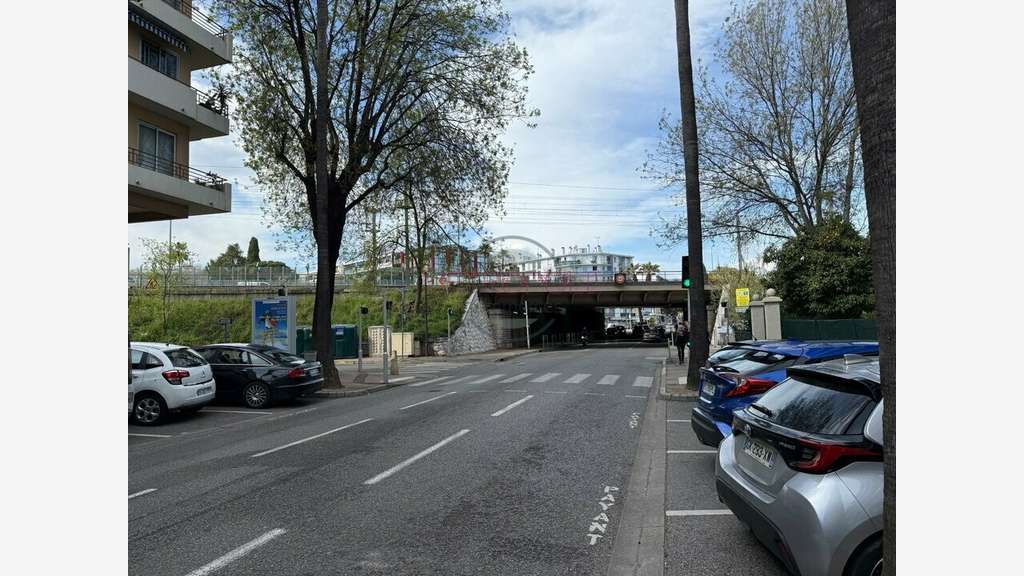 Location local professionnel 92m² à Cagnes sur Mer