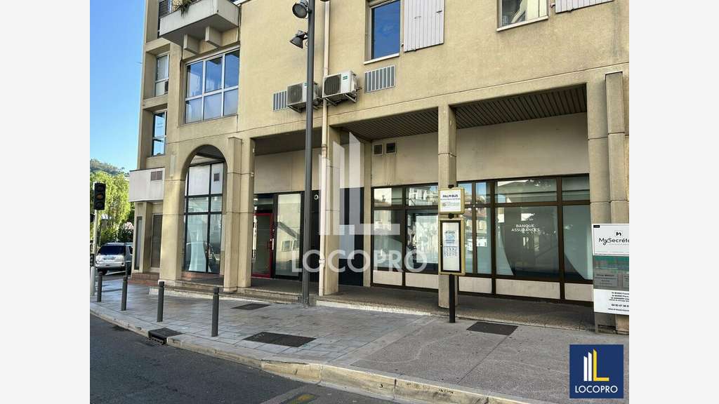 A louer local commercial 146m² Cannes La Bocca