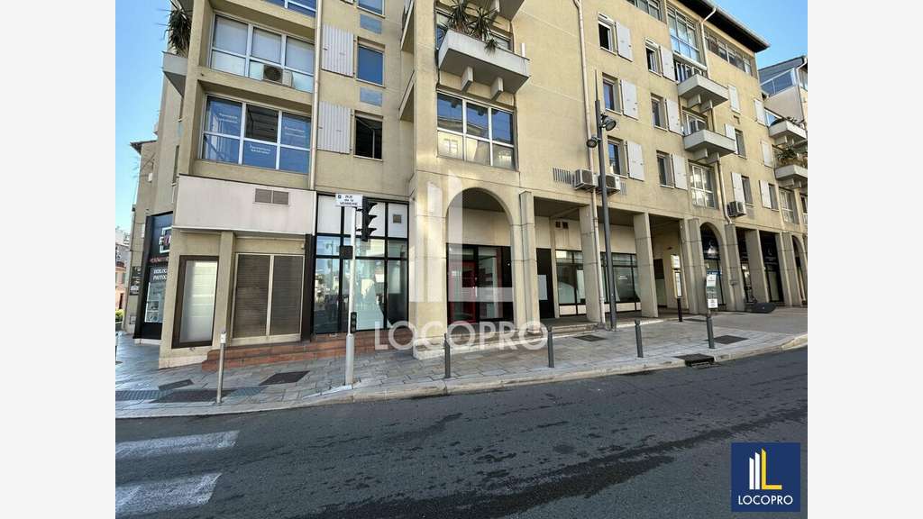 A louer local commercial 146m² Cannes La Bocca