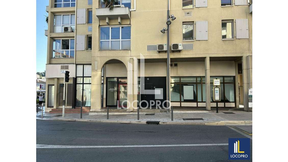 A louer local commercial 146m² Cannes La Bocca