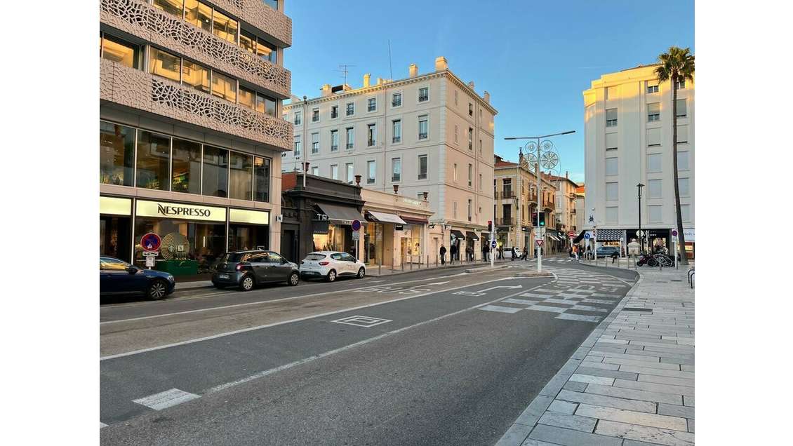 Location luxueux magasin d'angle à Cannes centre