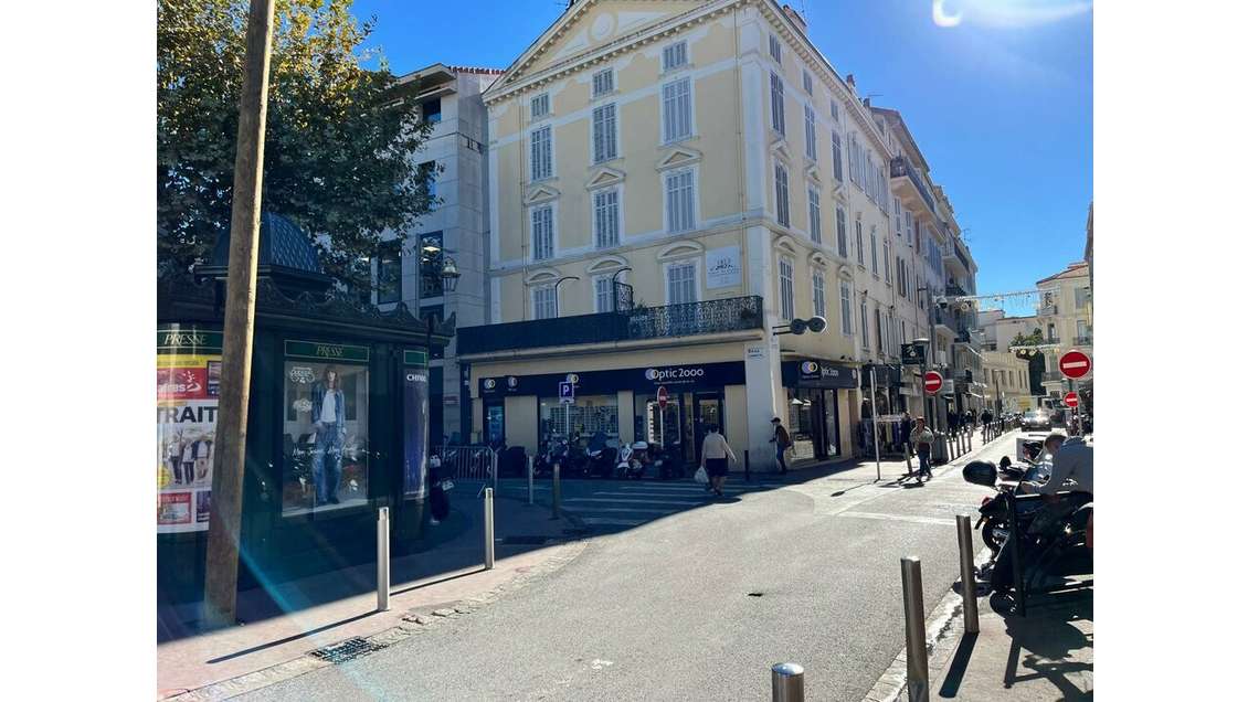 A louer local d'angle 56m² à Cannes centre