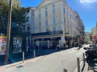 A louer local d'angle 56m² à Cannes centre