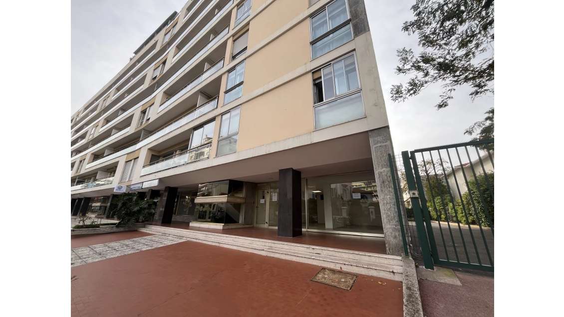 A louer local commercial 155m² axe passant Cannes