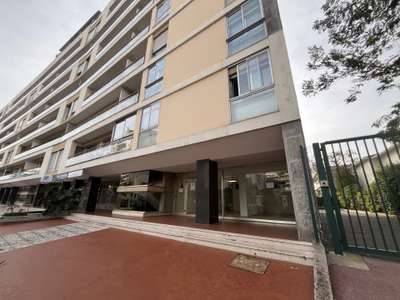 A louer local commercial 155m² axe passant Cannes