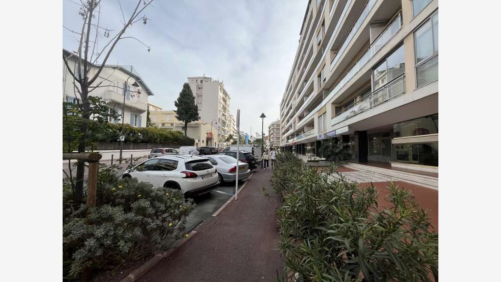 A louer local commercial 155m² axe passant Cannes