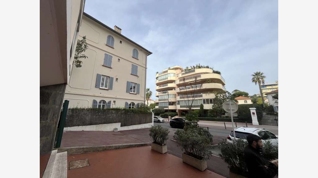 A louer local commercial 155m² axe passant Cannes