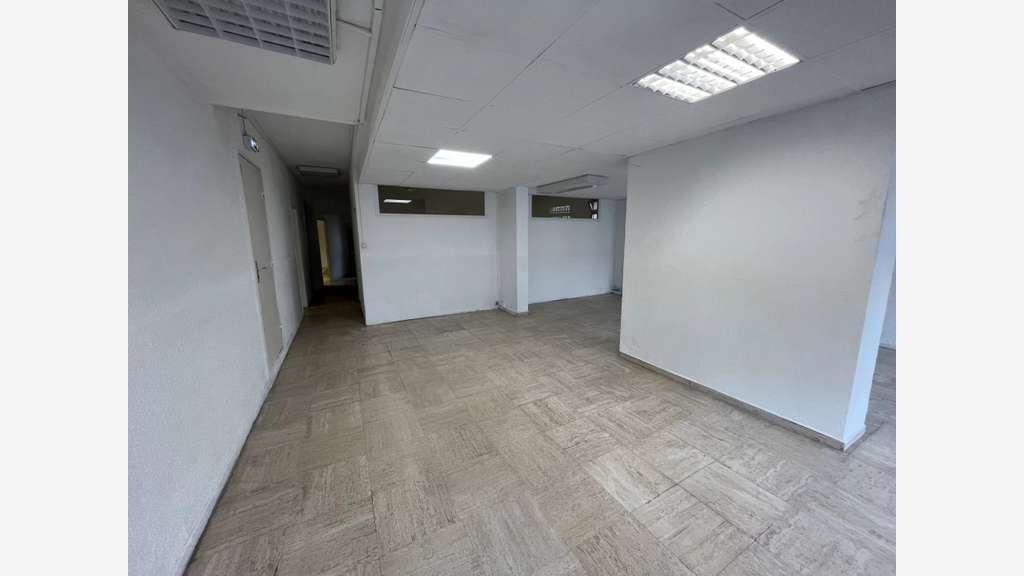 A louer local commercial 155m² axe passant Cannes