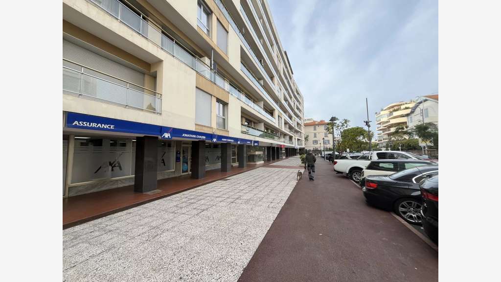 A louer local commercial 155m² axe passant Cannes