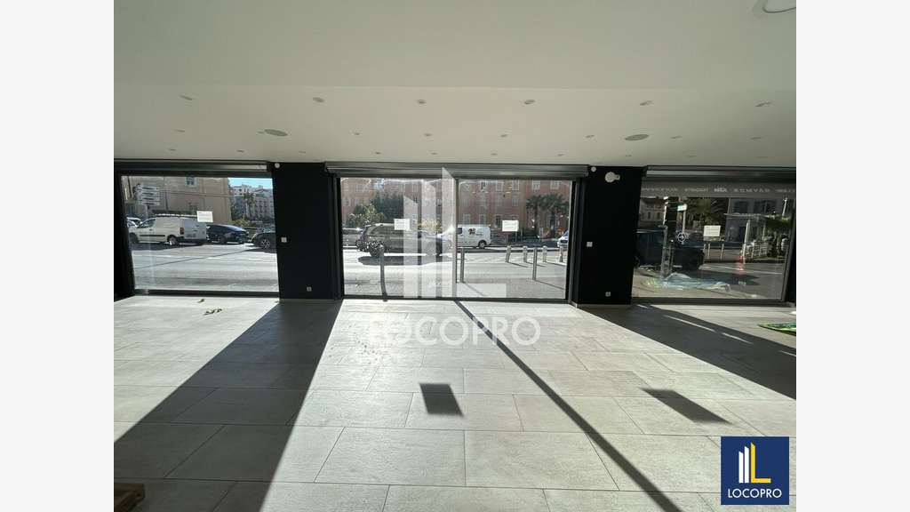 A louer local commercial de 390m² centre Cannes