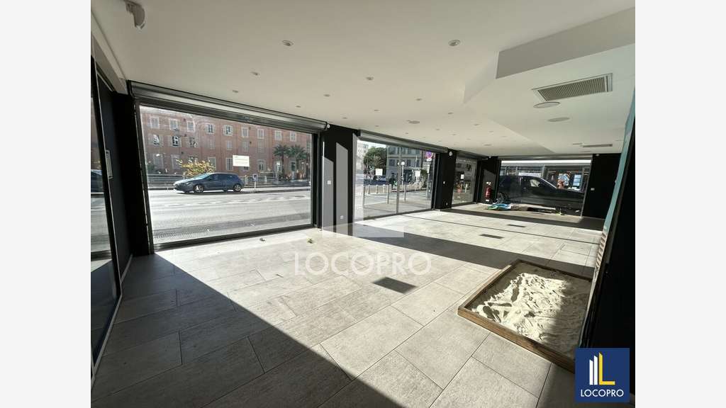 A louer local commercial de 390m² centre Cannes