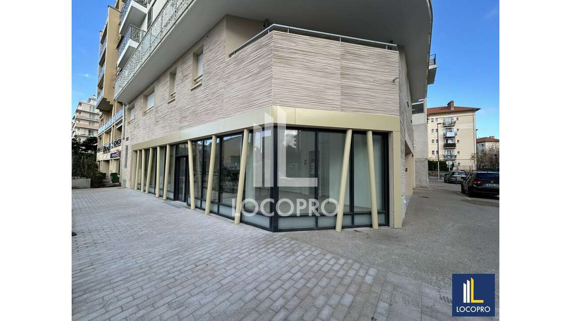 Location local commercial de 58m² Cannes La Bocca