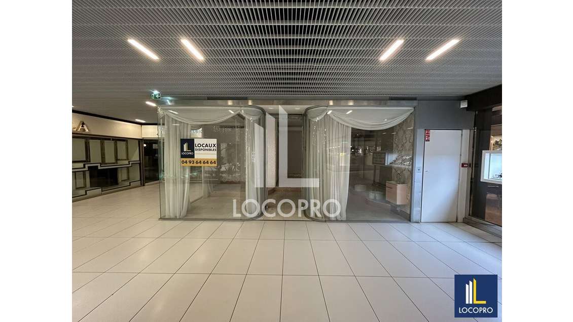 Location local commercial 38m² à Cannes centre