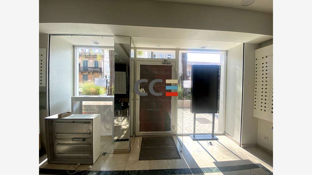 A louer local commercial 54m² Cannes La Bocca