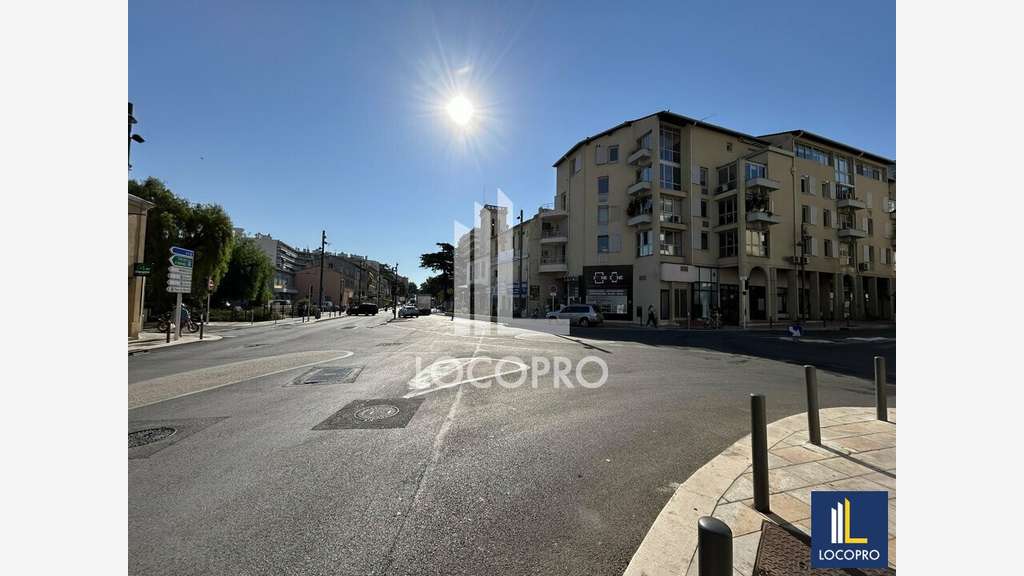 Location local commercial 125m² à Cannes La Bocca