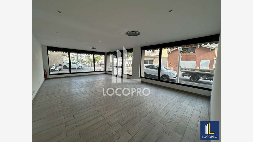Loue local commercial de 81m² à Cannes la Bocca