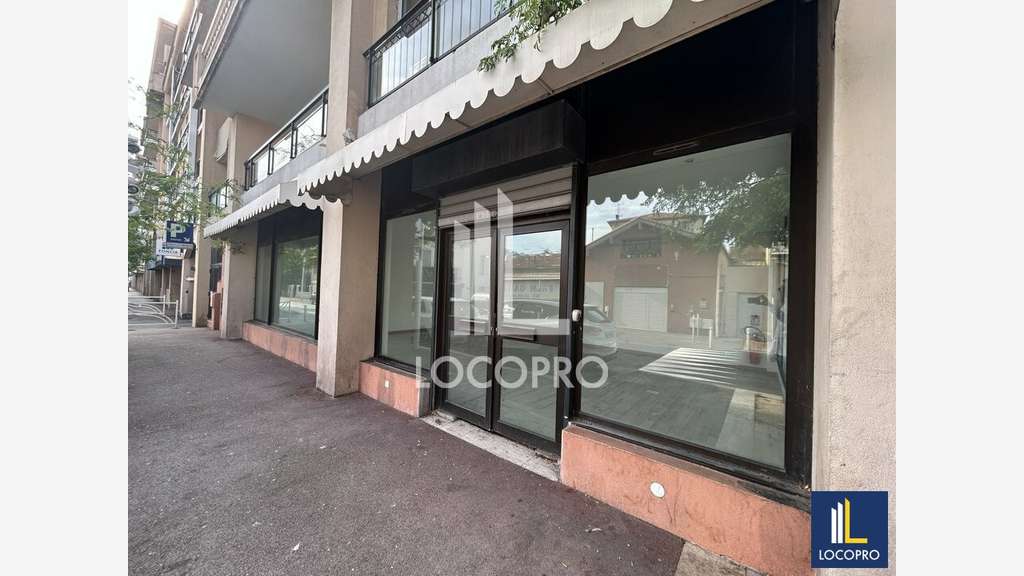Loue local commercial de 81m² à Cannes la Bocca