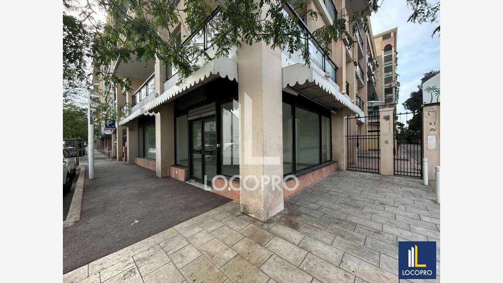 Loue local commercial de 81m² à Cannes la Bocca