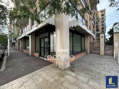 Loue local commercial de 81m² à Cannes la Bocca