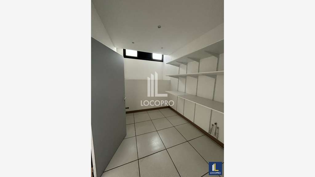 Loue local commercial de 81m² à Cannes la Bocca