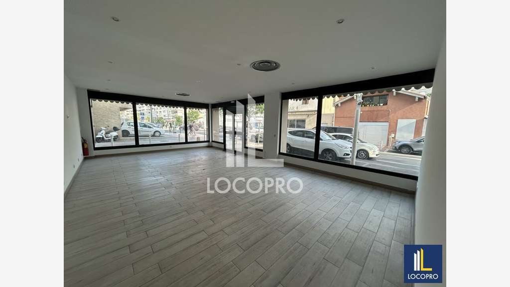 Loue local commercial de 81m² à Cannes la Bocca