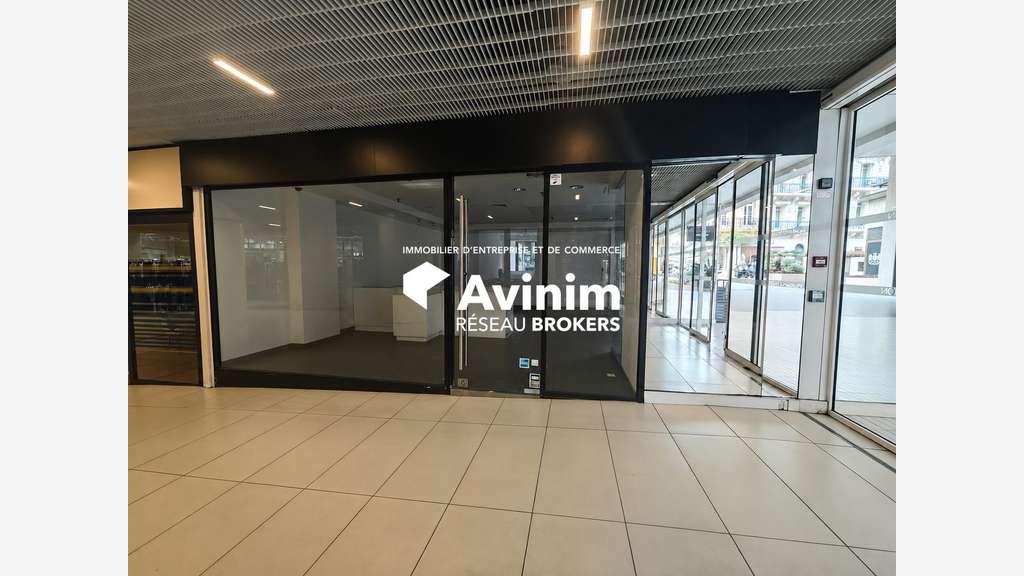 Local commercial 43m2 — Galerie Gray d'Albion, C