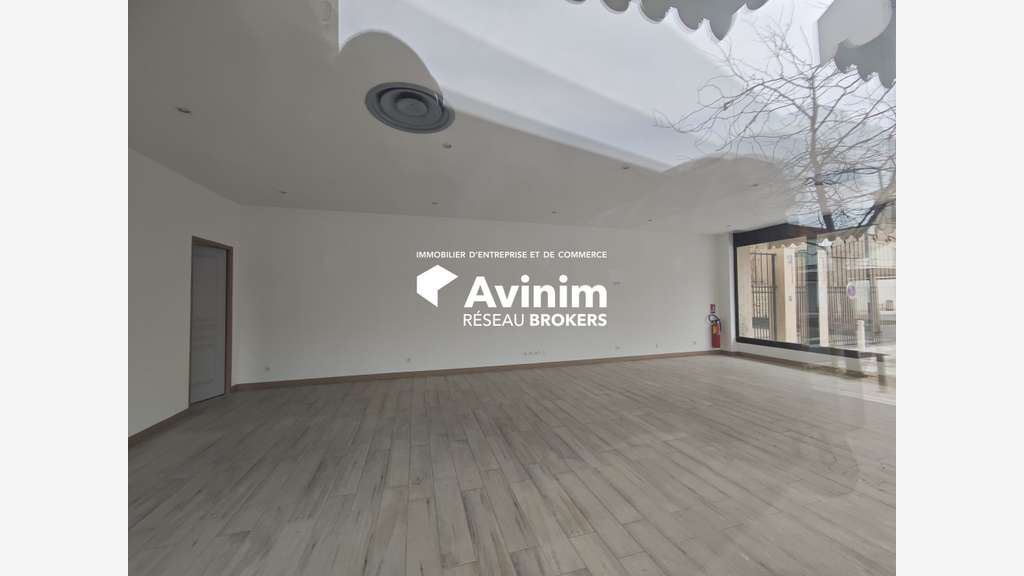 Local en angle 81m2 - Location pure