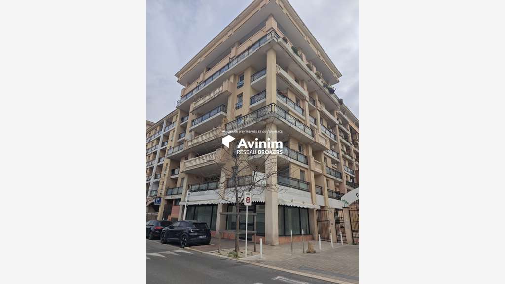 Local en angle 81m2 - Location pure