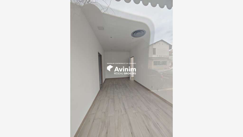 Local en angle 81m2 - Location pure