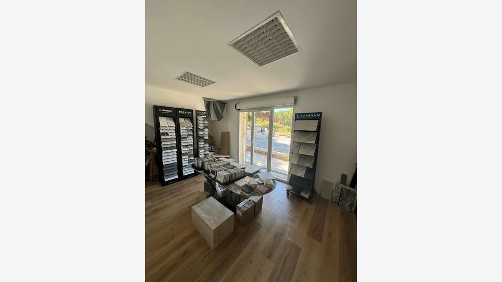 Local 180m² à louer à Carnoux ZI Grand Mussuguet