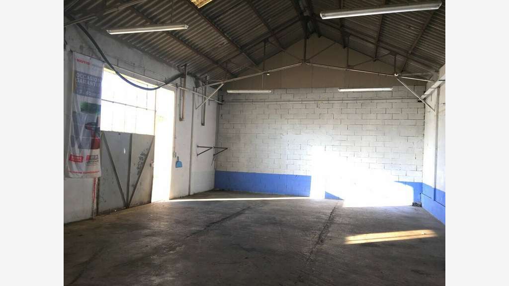 Local 180m² à louer à Carnoux ZI Grand Mussuguet