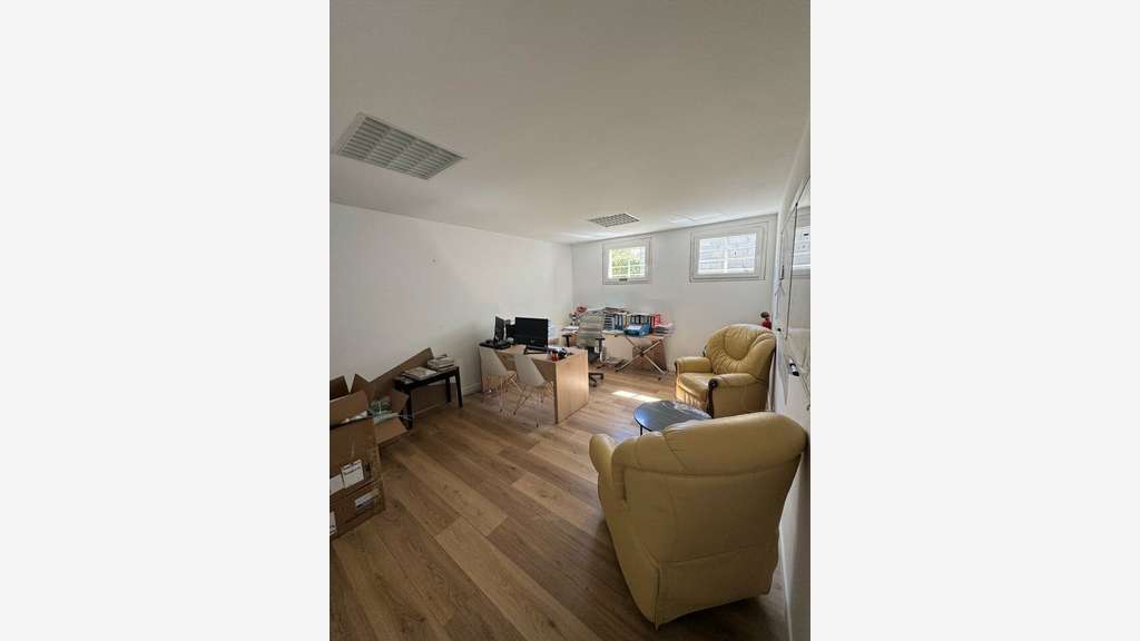 Local 180m² à louer à Carnoux ZI Grand Mussuguet