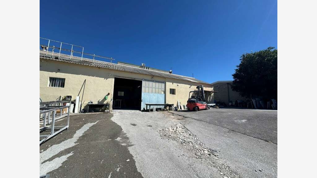 Local 180m² à louer à Carnoux ZI Grand Mussuguet