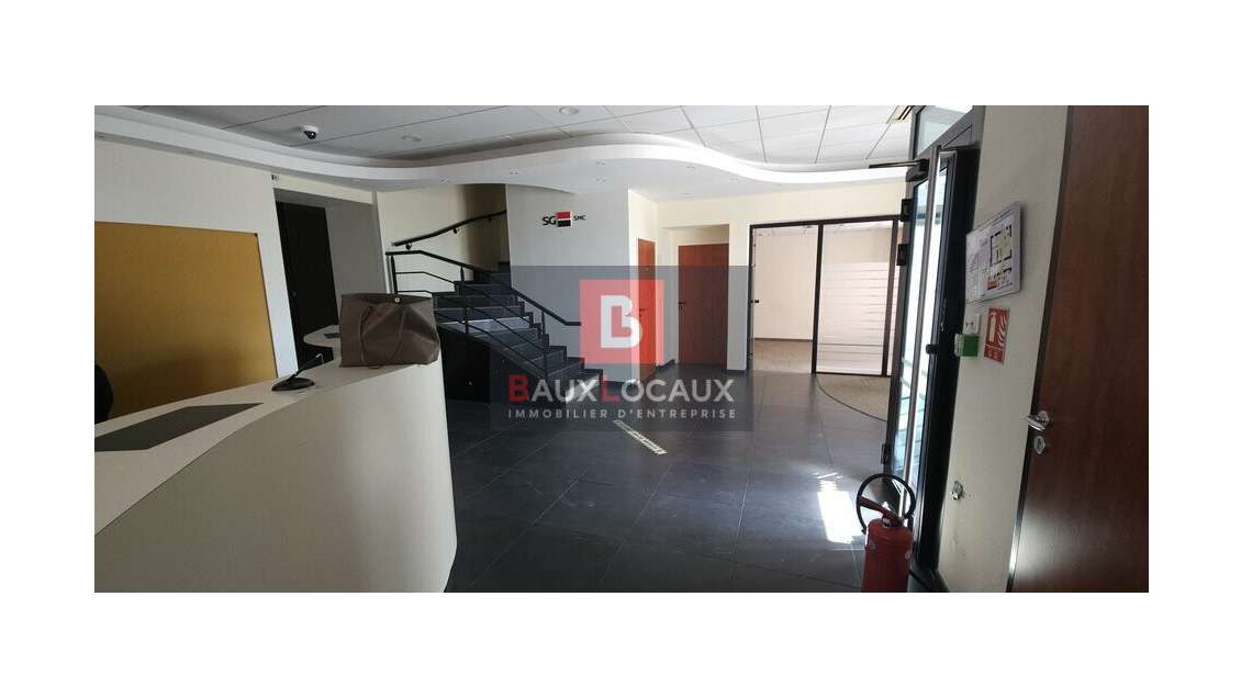 Local commercial en angle à louer à Carpentras 