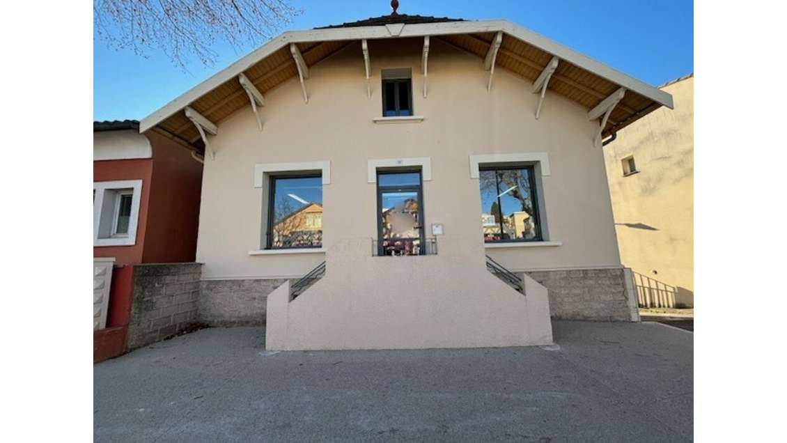 Location local commercial de 120m² à Carpentras