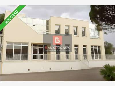 Local commercial de 150m² à louer à Carpentras