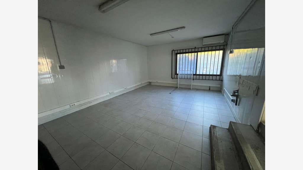 Local commercial 120m² à louer à Carpentras