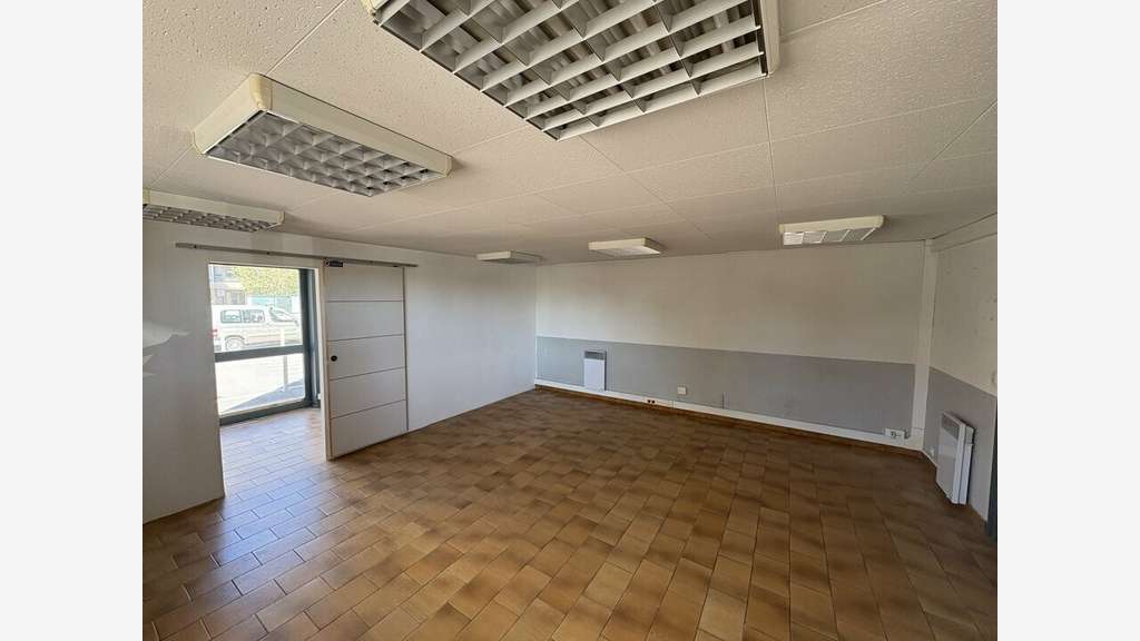 CARPENTRAS - LOCAL COMMERCIAL à louer