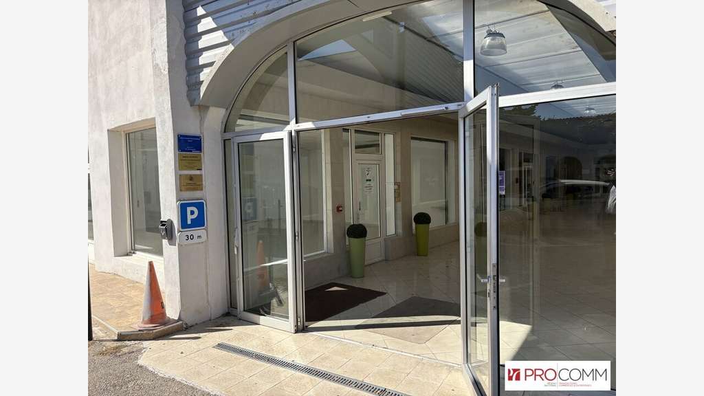 CARPENTRAS - LOCAL COMMERCIAL à louer