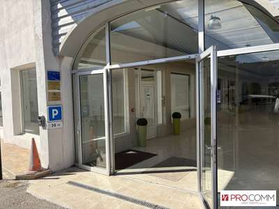 CARPENTRAS - LOCAL COMMERCIAL à louer
