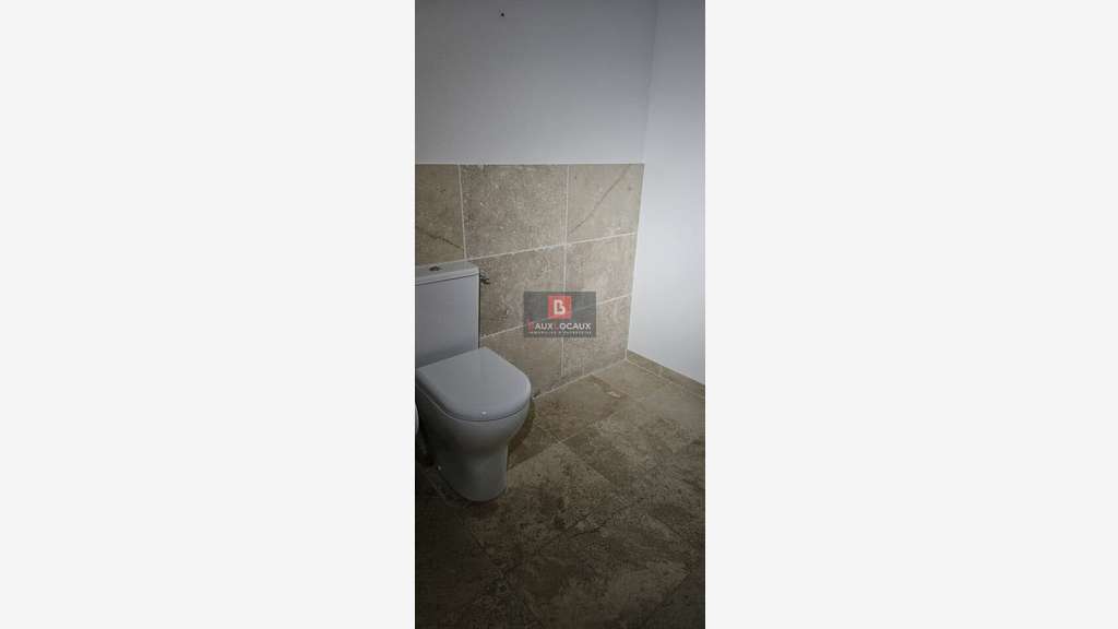 Local commercial de 140m² à louer à Carpentras