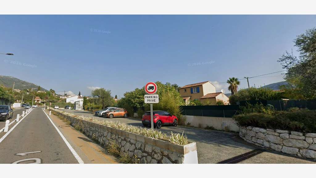 06 - LOCAL COMMERCIAL 188M² AVEC PARKINGS - CARROS